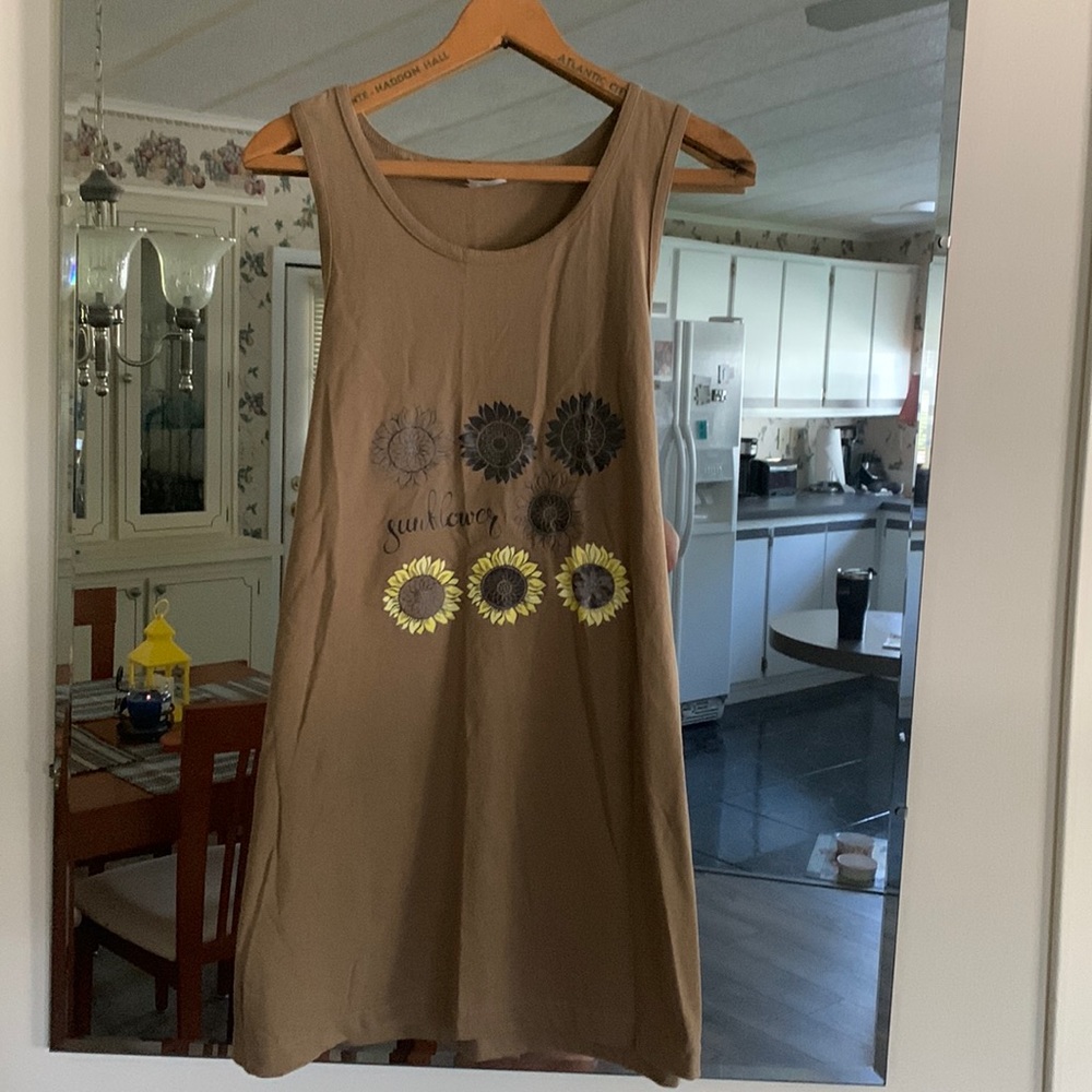 ❤️ ❤️ 
Cute sunflower 🌻 tank. XL